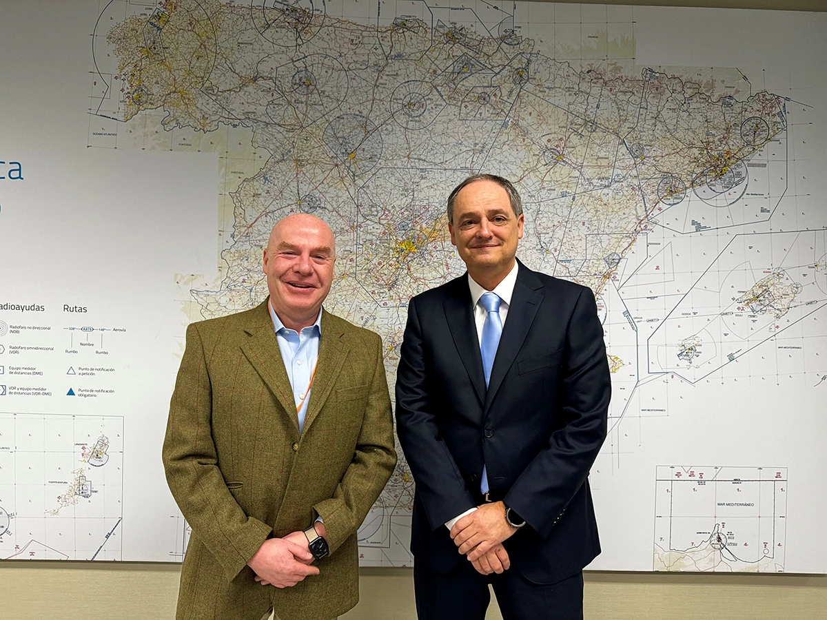 Peter Kearney, director general de AirNav Ireland (izq.), y Enrique Maurer, director general de Enaire.